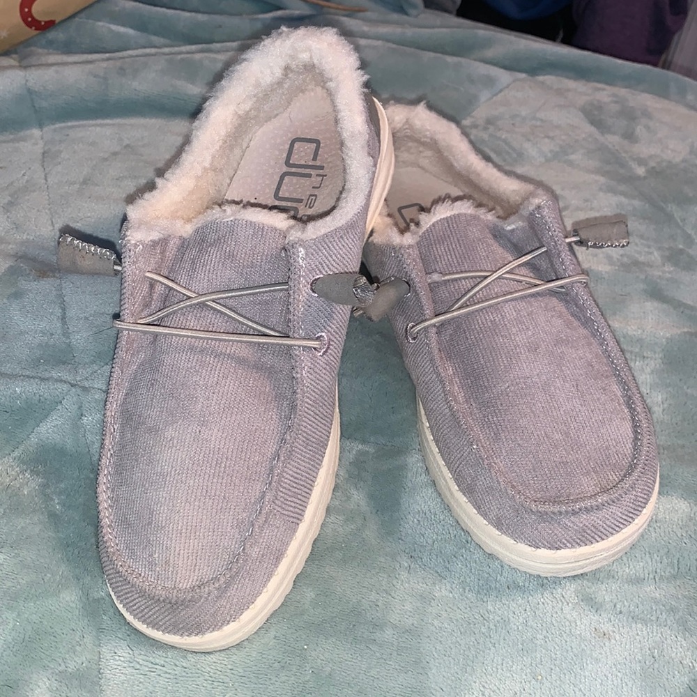 Hey dudes, size 7. Worn once